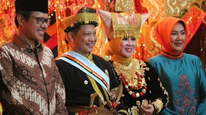 Kapolri Jenderal Tito Karnavian beserta Istri Tri Suswati saat diberi gelar Sangsako Adat dari suku Sikumbang Kamang Mudik, Kabupaten Agam Sumatera Barat, Minggu (2/4/2017)