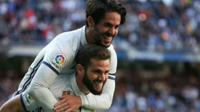 Pemain Real Madrid, Nacho Fernandez (bawah) rayakan gol