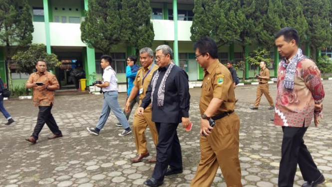 Gubernur Jawa Barat Ahmad Heryawan meninjau pelaksanaan UNBK di SMKN 1 Bandung