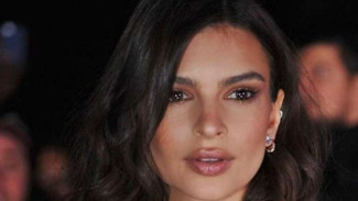 Model Seksi Kesal Fotonya Diedit, Dada Jadi Lebih Kecil