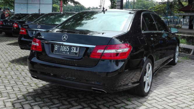 Mercedes-Benz E250 yang dipakai untuk mengantar rombongan Raja Salman.