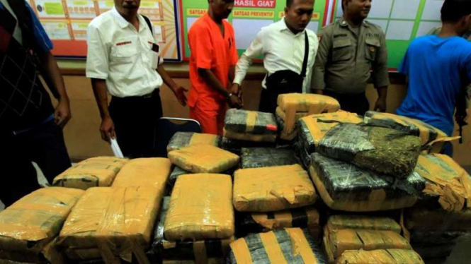 Polisi amankan tersangka kurir 101 bal ganja di Aceh Utara.