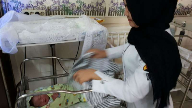 Bayi yang ditemukan di depan rumah warga di Padang Timur, Sumatera Barat.