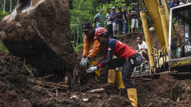 Petugas melakukan proses evakuasi korban bencana longsor di Dusun Tangkil Desa Banaran Kabupaten Ponorogo, Jawa Timur.
