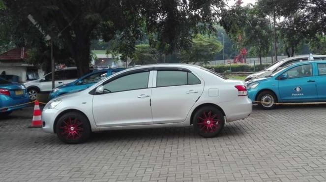 Mobil bekas taksi Blue Bird.