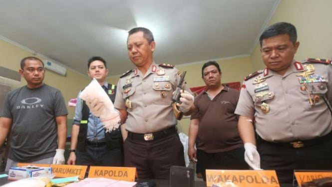 Kapolda Lampung, Inspektur Jenderal Polisi Sudjarno, saat menunjukkan narkoba yang disita dari seorang pengedar. 