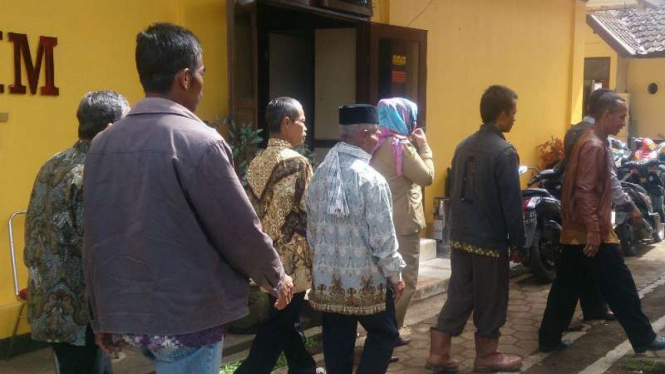 Pengikut NII didampingi Kepala Desa Tegalgede diperiksa polisi di Kabupaten Garut, Jawa Barat, pada Selasa, 4 April 2017.