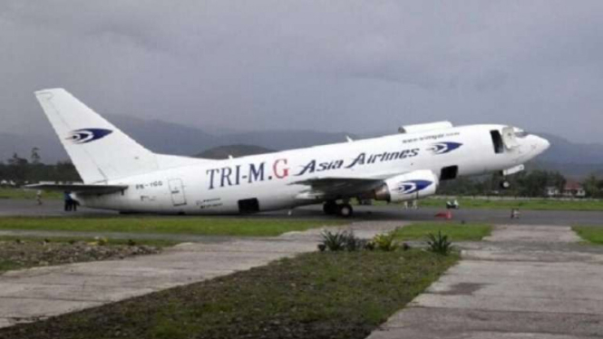 Pesawat kargo Asia Airlines di Bandara Wamena Papua, terjungkit. Dari pemeriksaan, ternyata ada minyak goreng tumpah di badan pesawat, Senin (3/4/2017)