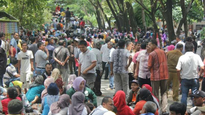 Unjuk rasa ribuan warga Kota Padang Sumatera Barat atas sengketa tanah ulayat, Selasa (4/4/2107)