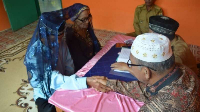 Pasangan pengantin lanjut usia dari Kabupaten Buol Sulawesi Tengah saat membacakan ijab kabul di KUA, Senin (3/4/2017