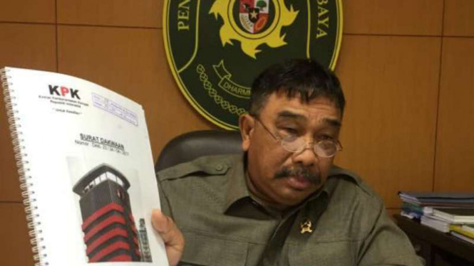 Ketua Pengadilan Negeri Surabaya, Sudjatmiko, menunjukkan berkas perkara Bambang Irianto yang diterima dari KPK saat ditemui di kantornya pada Selasa, 4 April 2017.