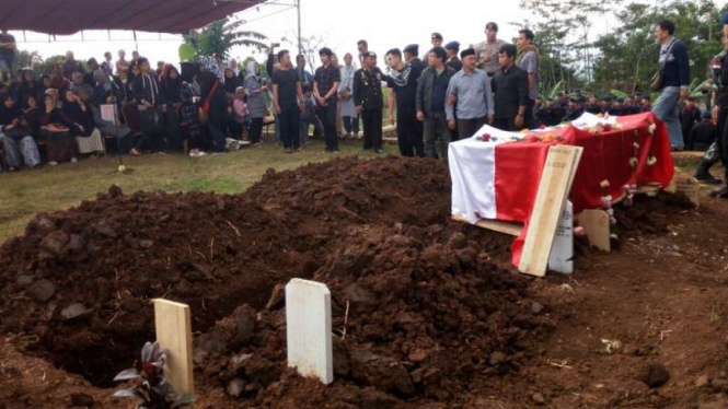 Pemakaman Ipda Zasmi Diaz, anggota Satas Operasi Tinombala yang ditemukan tewas bunuh diri di Sekolah Polisi Negeri Donggala Sulawesi Tengah, Selasa (4/4/2017)