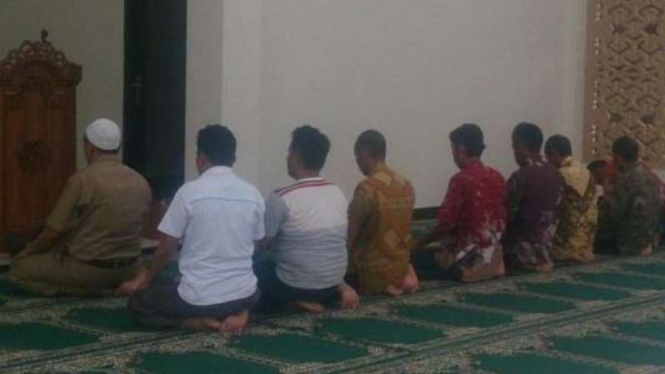 Pengikut NII salat menghadap barat di Masjid Mapolres Garut, Selasa, 4 April 2017.