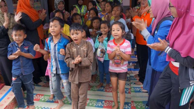 Relawan menghibur anak korban longsor Ponorogo, Jawa Timur, Selasa (4/4/2017).