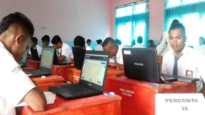 Suasana ujian nasional berbasis komputer di  SMK Negeri 1 Wae Ri’i Manggarai NTT