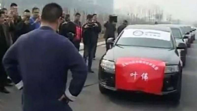 Aksi guru kungfu tarik tujuh mobil dengan alat kelamin.