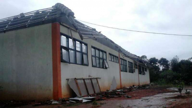 Tiga ruang kelas SMAN 30 Garut ambruk akibat hujan angin
