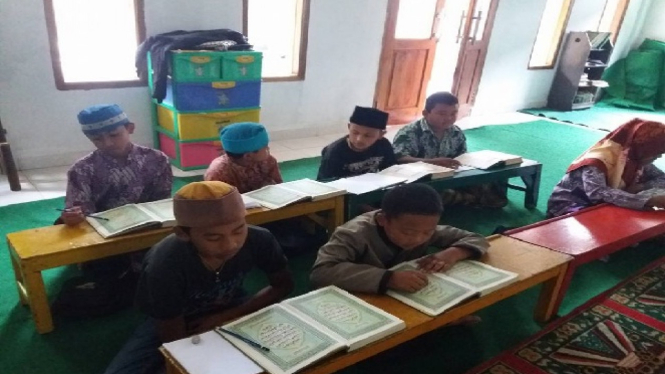 Anak-anak desa Cimenyan sedang mengaji.