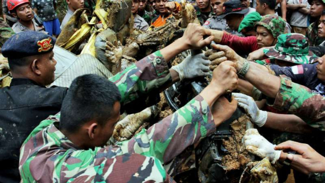 Tim SAR mengevakusi korban longsor yang terjepit di dalam kendaraan di kawasan Koto Alam, Kecamatan Pangkalan Koto Baru, Limapuluh Kota, Sumatera Barat, pada 4 Maret 2017.