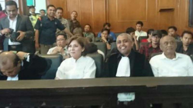 Mantan Direktur Utama PT Pelindo III, Djarwo Surdjanto (kanan), menjalani sidang perdana sebagai terdakwa perkara pungutan liar di Pengadilan Negeri Surabaya pada Rabu, 5 April 2017.