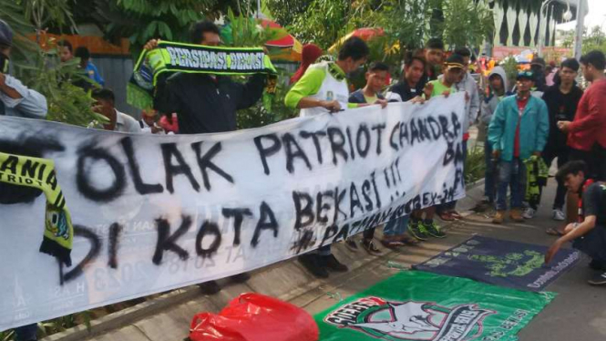 Unjuk rasa suporter Persipasi Bekasi, Rabu, 5 April 2017.