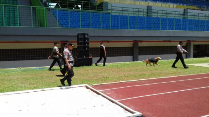 Tim gegana lakukan penyisiran di Stadion Patriot Chandrabaga, Bekasi