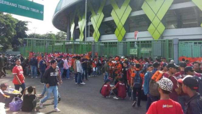 The Jakmania penuhi Stadion Patriot Chandrabaga, Bekasi