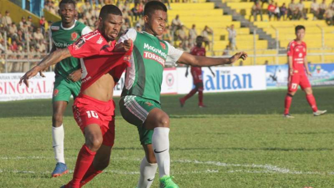 Pertandingan uji coba Semen Padang vs PS TNI