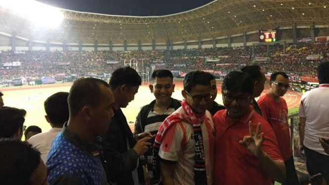 Wakil Gubernur DKI Jakarta terpilih, Sandiaga Uno saat nonton langsung laga Persija di Stadion Patriot Kota Bekasi.