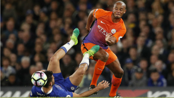 Striker Chelsea, Diego Costa, menendang lutut kapten Manchester City, Vincent Kompany, saat duel perebutan bola.