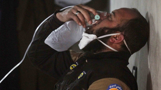 Salah satu korban serangan senjata kimia di Idlib, Suriah.