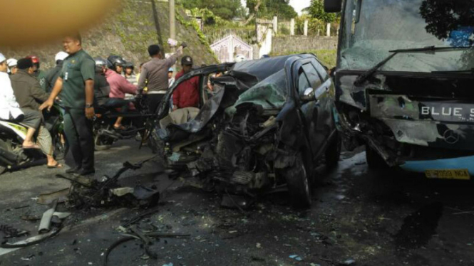 Minibus kecelakaan di Puncak, Bogor, Jawa Barat, Kamis, 6 April 2017