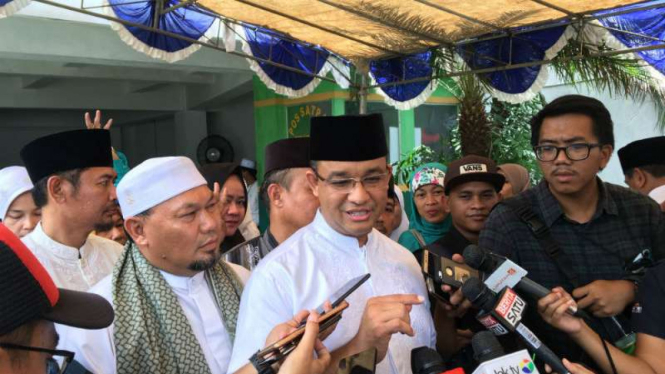 Calon gubernur DKI Jakarta, Anies Baswedan, ketika ditemui setelah menghadiri kegiatan zikir bersama di kawasan Cipayung, Jakarta Timur, Kamis, 6 April 2017.