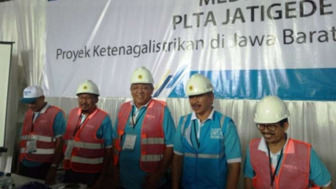 Direktur Bisnis Regional Jawa Bagian Tengah PLN Nasri Sebayang (tengah).