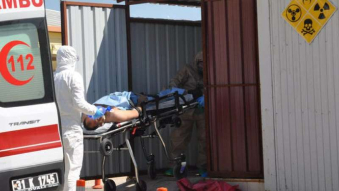 Petugas medis memberikan pertolongan pada korban serangan kimia di Suriah.