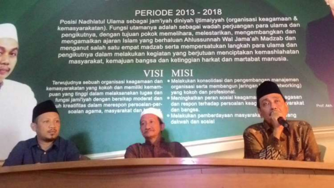 Ketua NU Jatim, Hasan Mutawakkil Alallah (kanan), menyampaikan keterangan pers soal istighasah kubro di kantor NU Jatim, Surabaya, pada Kamis, 6 April 2017.