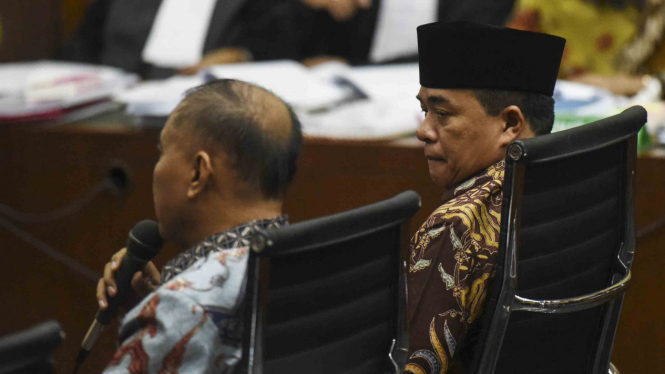 Ade Komarudin (kanan) saat menjadi saksi dalam sidang kasus proyek korupsi e-KTP di Pengadilan Tipikor Jakarta beberapa waktu lalu. 