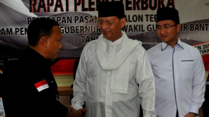 Gubernur Banten terpilih Wahidin Halim (tengah) bersama Wagub terpilih Andika. 