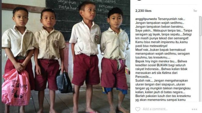 Siswa SDN 04 Sungkung Kabupaten Bengkayang Kalimantan Barat, tak bersepatu dan memiliki tas untuk sekolah.