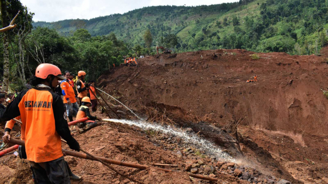 Relawan membantu proses pencarian korban longsor di Dusun Tangkil Desa Banaran Ponorogo, Minggu (2/4/2017)