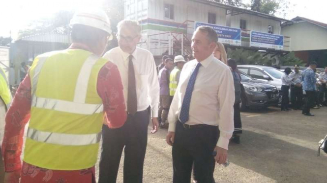 Duta Besar Inggris untuk Indonesia, Moazzam Malik (tengah) bersama Menteri Perdagangan Internasional Inggris, Liam Fox (kanan), di Velodrome, Rawamangun, Jakarta Timur, Kamis, 6 April 2017.