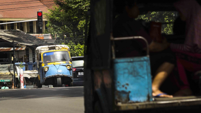 Sejumlah bemo melintas di kawasan Bendungan Hilir, Jakarta.