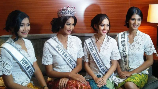 Putri Indonesia 2017 Bunga Jelitha (kedua dari kiri) 