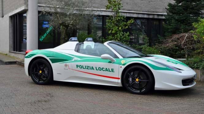 Ferrari 458 Spider yang dipakai polisi Italia.