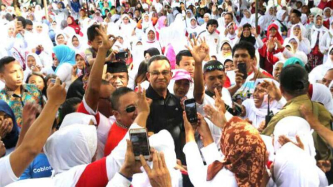 Calon Gubernur DKI Jakarta, Anies Rasyid Baswedan, menyapa ratusan warga pendukungnya di Sungai Bambu Raya, Tanjung Priok, Jakarta Utara, pada Sabtu, 8 April 2017.