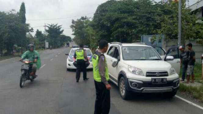 Mobil Daihatsu Terios diduga membawa dua tas mencurigakan dihentikan petugas Lalu Lintas Kepolisian Resor Tuban di jalur Pantai Utara Tuban-Semarang pada Sabtu, 8 April 2017.