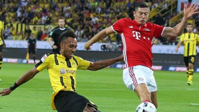 Pierre-Emerick Aubameyang (kiri) dan Robert Lewandowski.