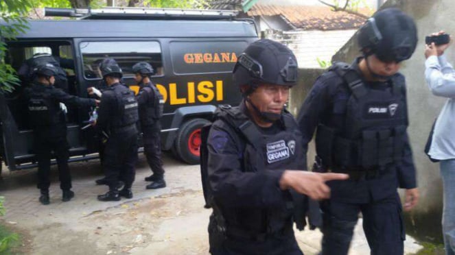 Tim Gegana dikerahkan dalam pengejaran lima pelaku penembakan polisi patroli lalu lintas di jalan raya Kecamatan Jenu, Kabupaten Tuban, Jawa Timur, pada Sabtu, 8 April 2017.