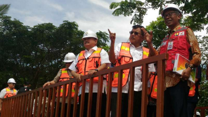 Wakil Presiden Jusuf Kalla (kedua dari kanan) meninjau pembangunan lokasi penyelenggaraan Asian Gamse di kompleks Jakabaring Sport City Palembang, Sumatera Selatan, pada Sabtu, 8 April 2017.