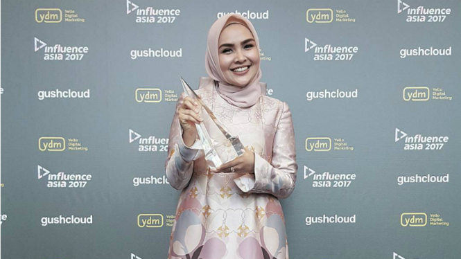 Ria Miranda menang penghargaan untuk kategori fesyen di Influence Asia Award.